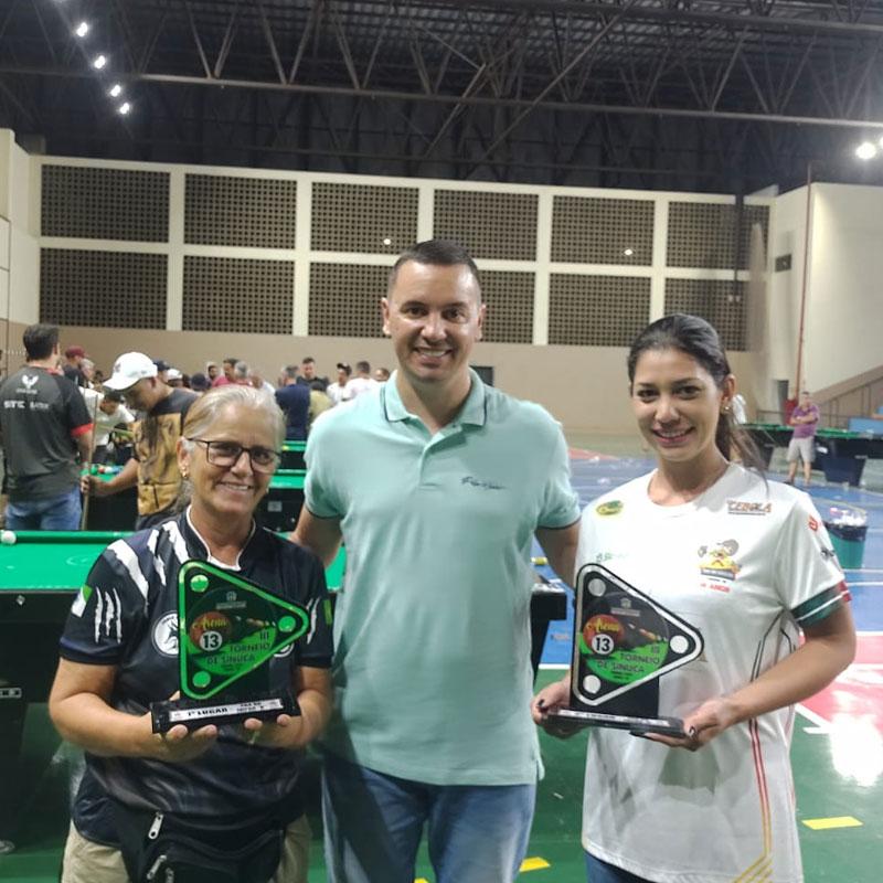 Paula Raposo. Diretor de esportes Vinícius e Mayra